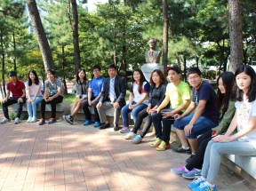 박용수 교수님과 부동산학과 학생들